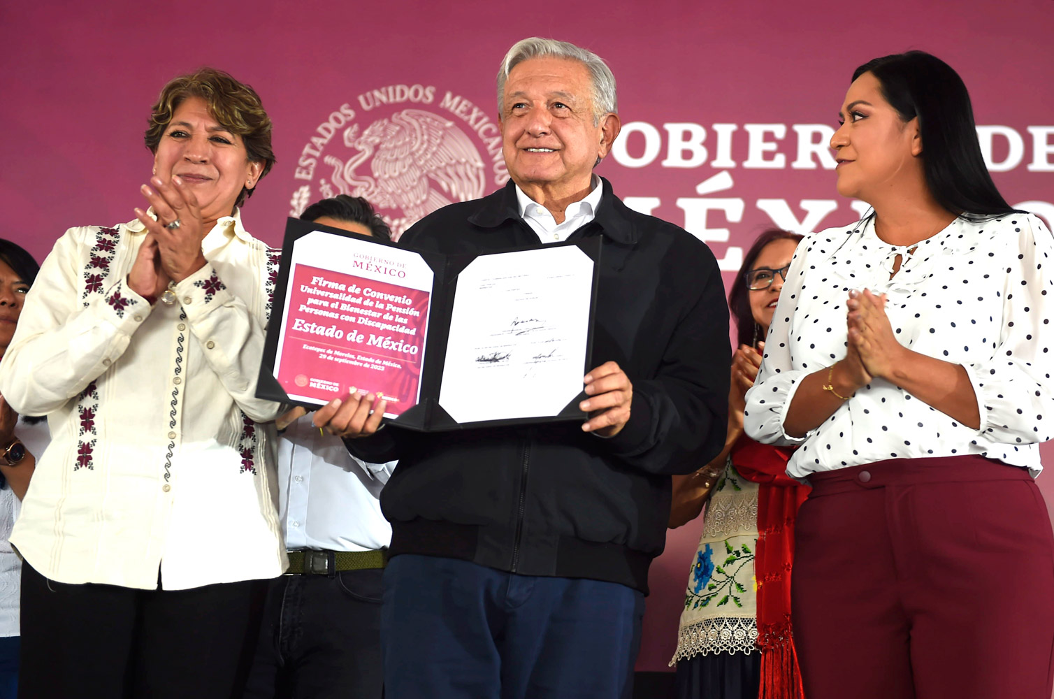 El presidente Andrés Manuel López Obrador firmó en Ecatepec de Morelos el convenio de universalidad en la Pensión para el Bienestar de las Personas con Discapacidad del Estado de México.